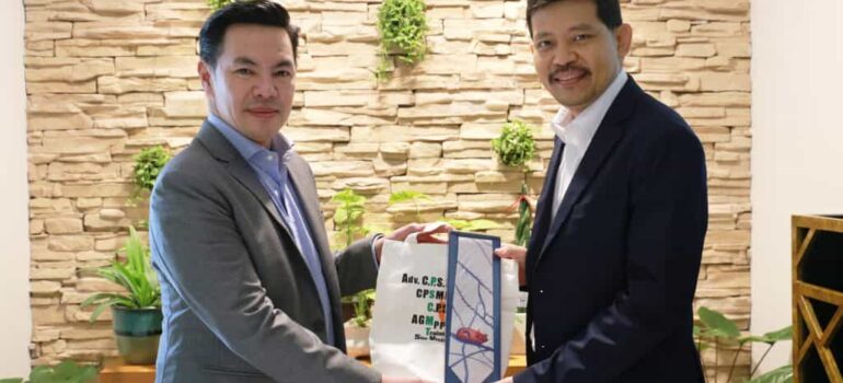 คุณอภิสิทธิ์ ร่วมบันทึกวิดีโองานสัมมนา หัวข้อ RPA (Robotic Process Automation)